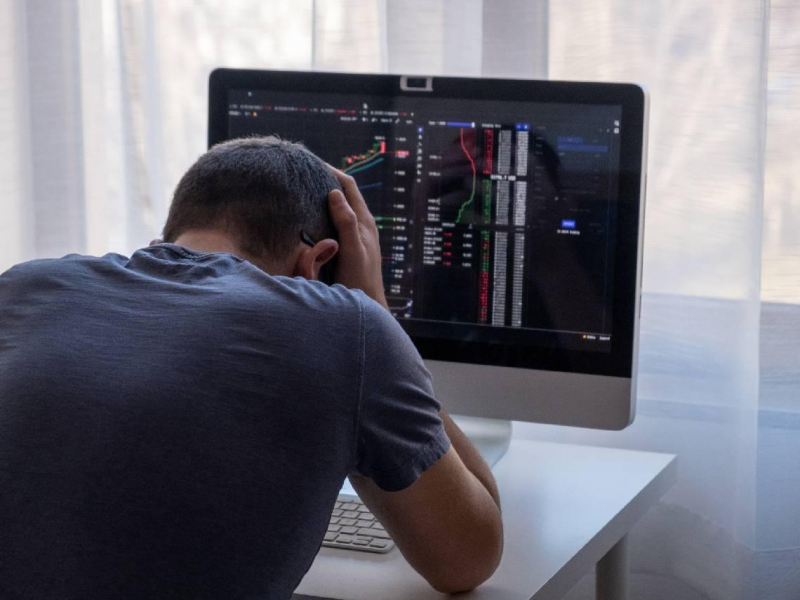 ETF買了長期放著就會賺？00940殖利率4％、股價還破發...我該繼續攤平？「越買越賠」4大致命關鍵